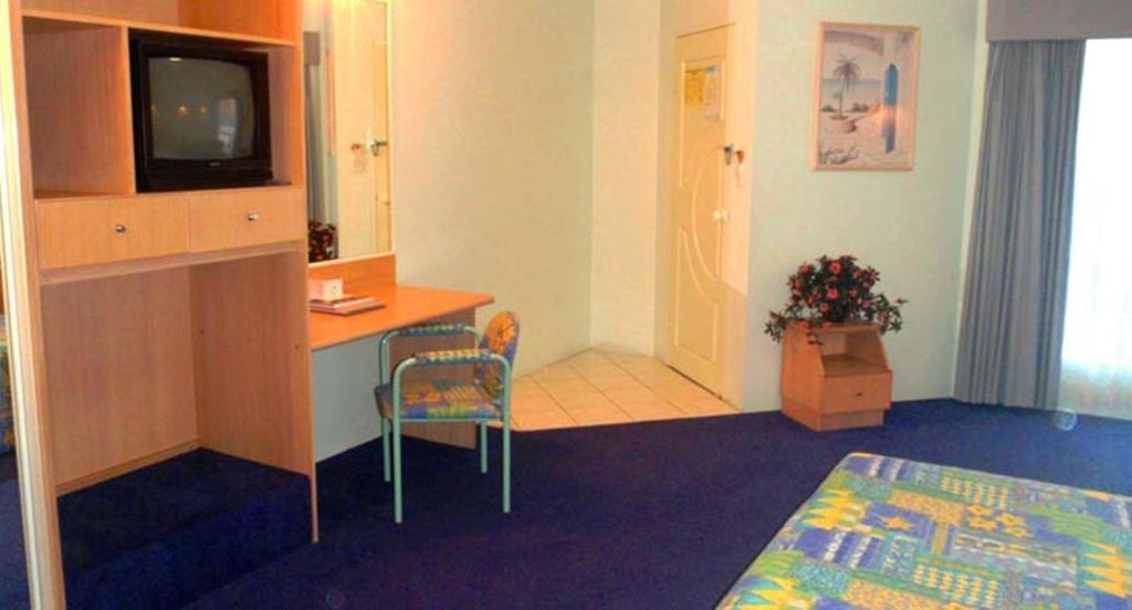 Runaway Bay Motor Inn Gold Coast Room photo